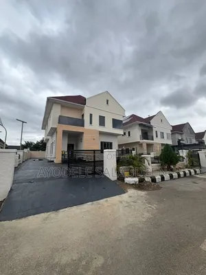 Spacious 5 Bedrooms Fully Detached