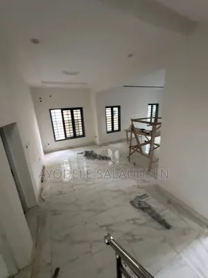 Spacious 5 Bedrooms Fully Detached