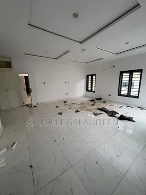 Spacious 5 Bedrooms Fully Detached