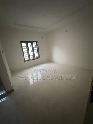 Spacious 5 Bedrooms Fully Detached