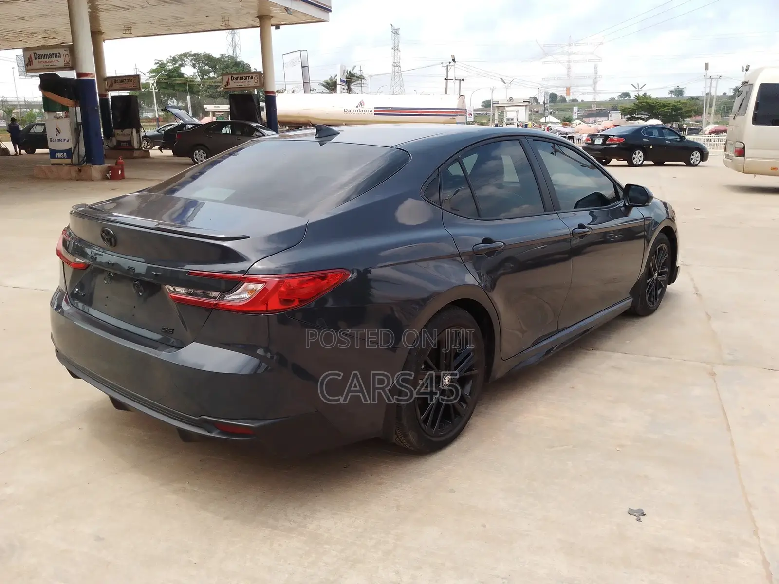 Toyota Camry SE 2025 Gray
