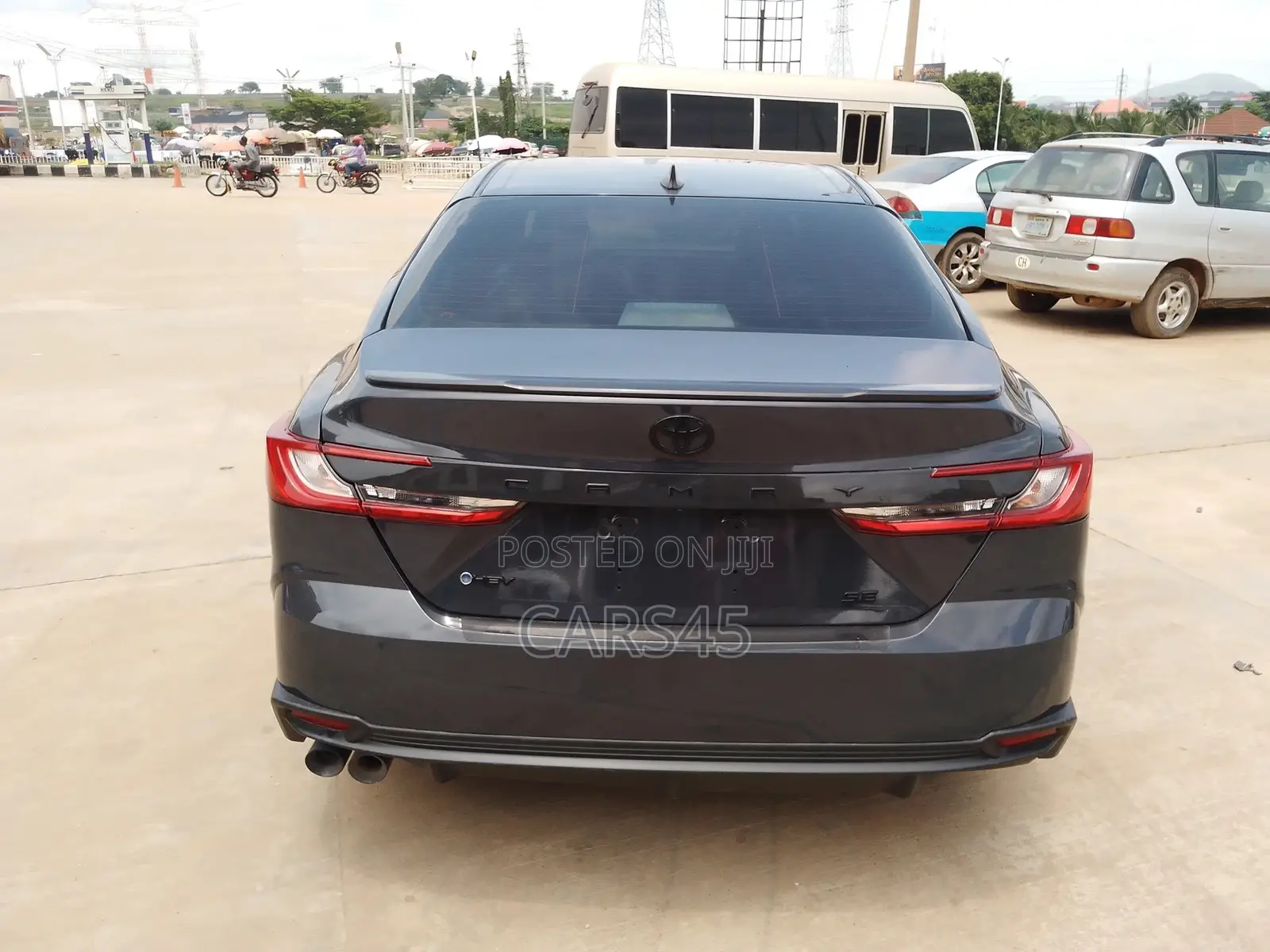 Toyota Camry SE 2025 Gray