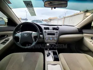 Toyota Camry LE 4dr Sedan (2.5L 4cyl 6AM) 2010 Gold