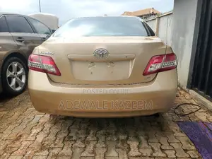 Toyota Camry LE 4dr Sedan (2.5L 4cyl 6AM) 2010 Gold