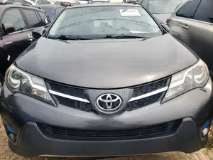 Toyota RAV4 XLE AWD (2.5L 4cyl 6A) 2013