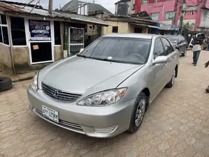 Toyota Camry LE V6 4dr Sedan (3.0L 6cyl 5A) 2005 Silver