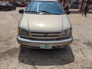 Toyota Sienna 1999 Gold