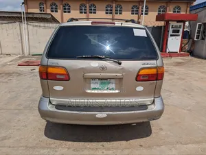 Toyota Sienna 1999 Gold