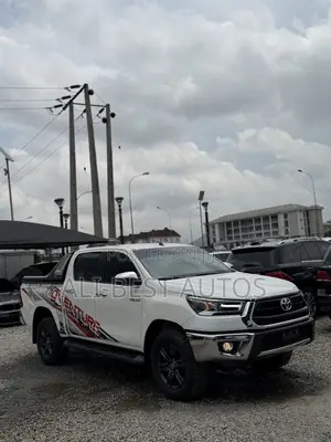 Toyota Hilux 2023 White