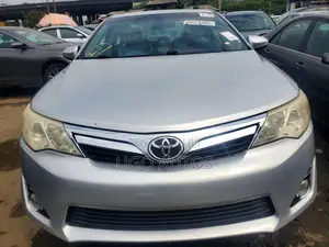 Toyota Camry XLE 4dr Sedan (2.5L 4cyl 6A) 2012 Silver