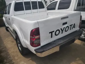 Toyota Hilux SR5 4x4 2015 White