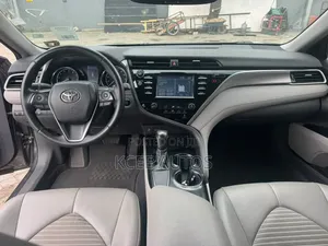 Toyota Camry SE FWD (2.5L 4cyl 8AM) 2018 Gray