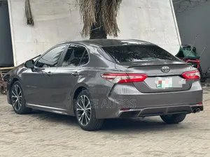 Toyota Camry SE FWD (2.5L 4cyl 8AM) 2018 Gray