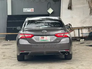 Toyota Camry SE FWD (2.5L 4cyl 8AM) 2018 Gray
