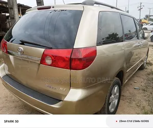 Toyota Sienna 2005 Gold