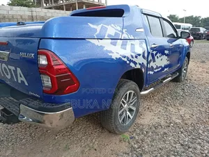 Toyota Hilux 2022 Blue