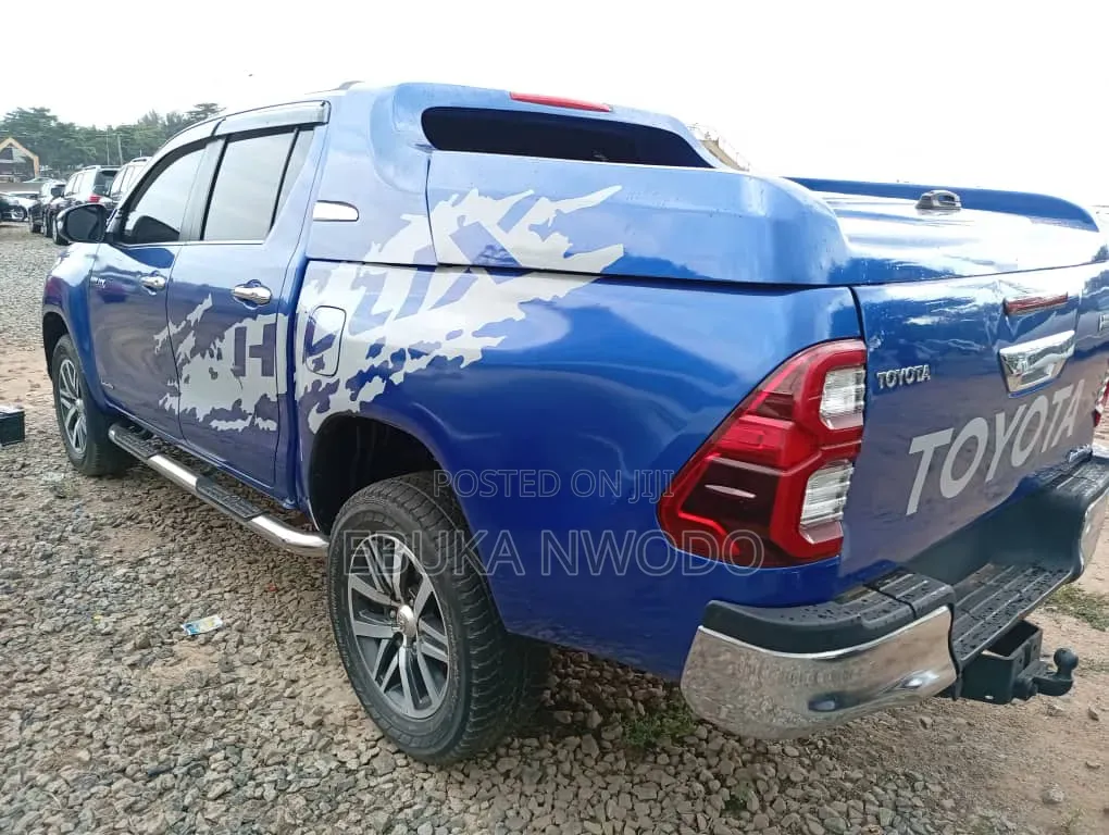 Toyota Hilux 2022 Blue