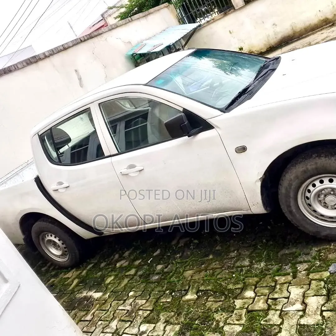 Mitsubishi L200 2013 White