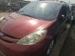 Toyota Sienna 2009 Red