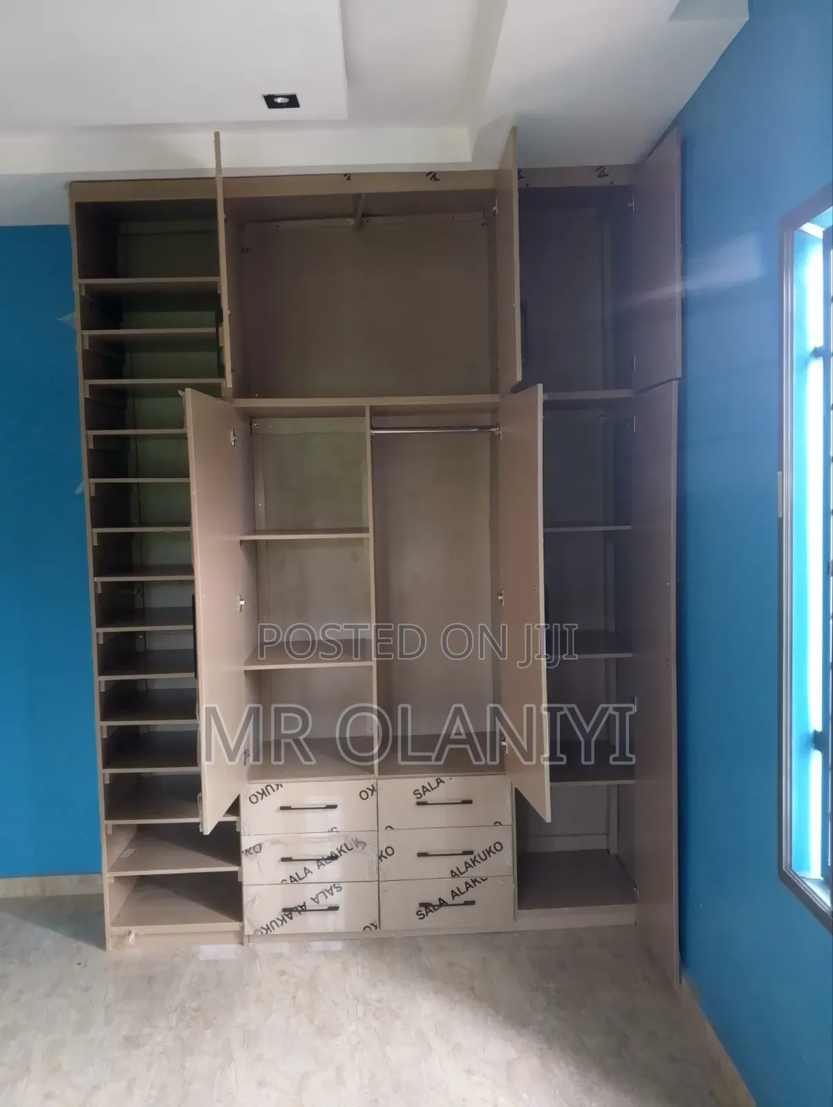 In-Built Wardrobe With Shoe Racks