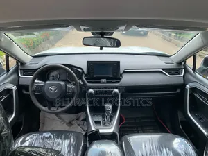 Toyota RAV4 LE 2021 White