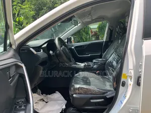 Toyota RAV4 LE 2021 White