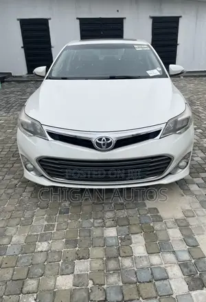 Toyota Avalon XLE Premium Sedan FWD (3.5L 6cyl 6A) 2013 White