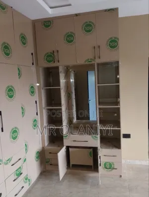 In-Built Wardrobe With Dresser