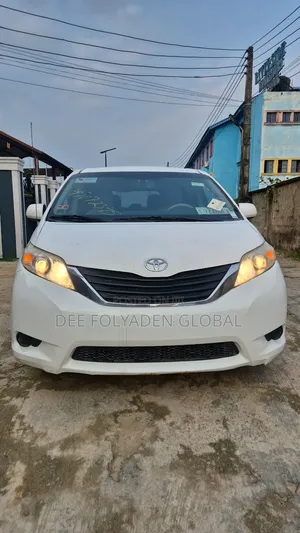 Toyota Sienna LE 8 Passenger 2011 White