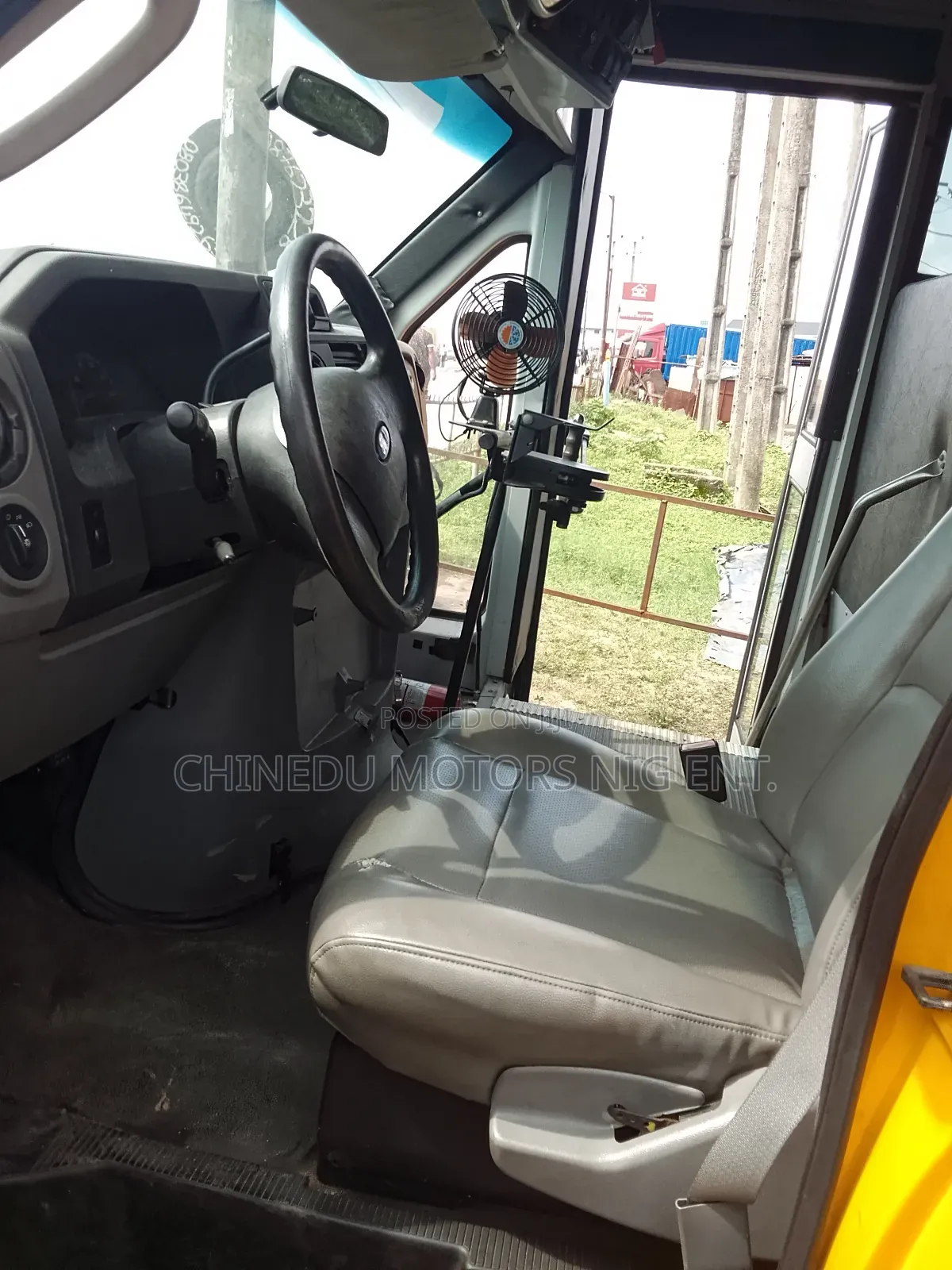 Ford E450 2010 Yellow