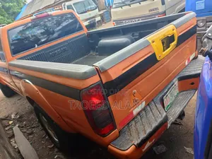 Nissan Frontier Automatic 2005 Yellow