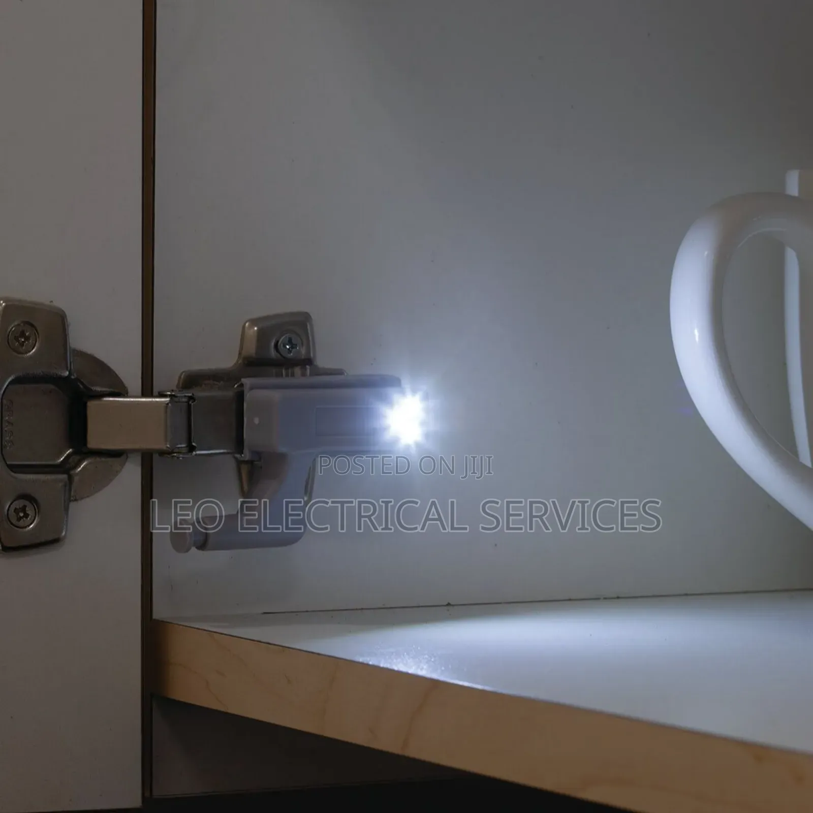 LED Cabinet Hinge Light –Automatic Wardrobe Kitchen Light (+Battery)