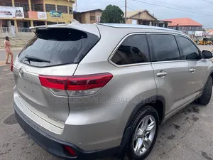 Toyota Highlander 2015 Gold