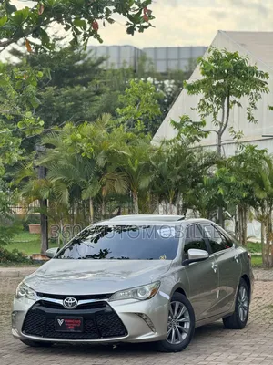 Toyota Camry XLE V6 4dr Sedan (3.6L 6cyl 6A) 2016 Gold