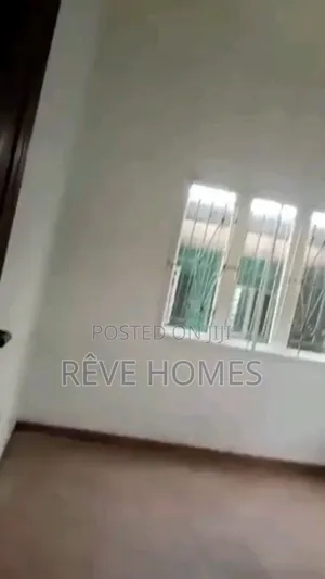 3bdrm Block of Flats in Soluyi for rent