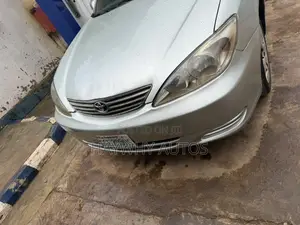 Toyota Camry SE 4dr Sedan (2.4L 4cyl 4A) 2004 Gold
