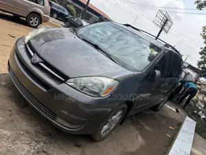 Toyota Sienna XLE AWD (3.3L V6 5A) 2004 Gray