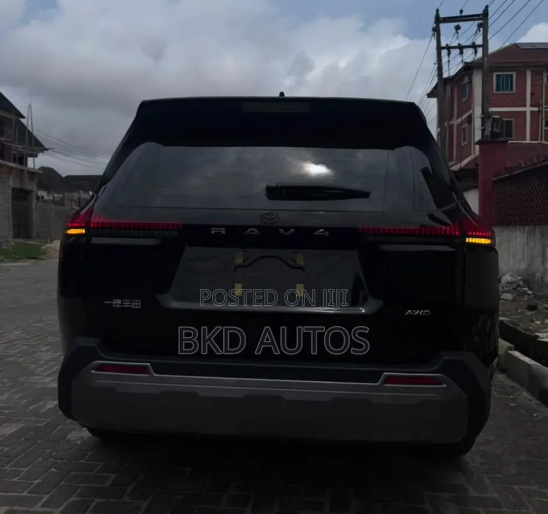 Toyota RAV4 SE 2026 Black