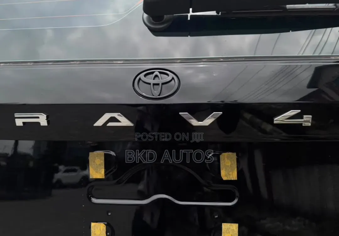 Toyota RAV4 SE 2026 Black