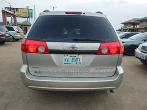 Toyota Sienna 2009 Silver