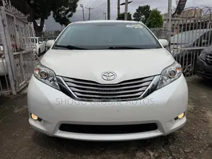 Toyota Sienna XLE 7 Passenger (3.5L 6cyl 8A) 2017 White