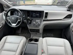 Toyota Sienna XLE 7 Passenger (3.5L 6cyl 8A) 2017 White