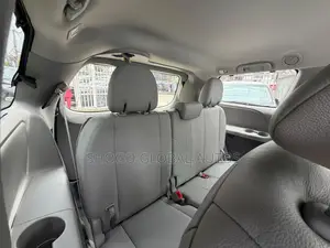 Toyota Sienna XLE 7 Passenger (3.5L 6cyl 8A) 2017 White