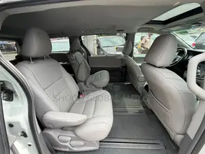 Toyota Sienna XLE 7 Passenger (3.5L 6cyl 8A) 2017 White