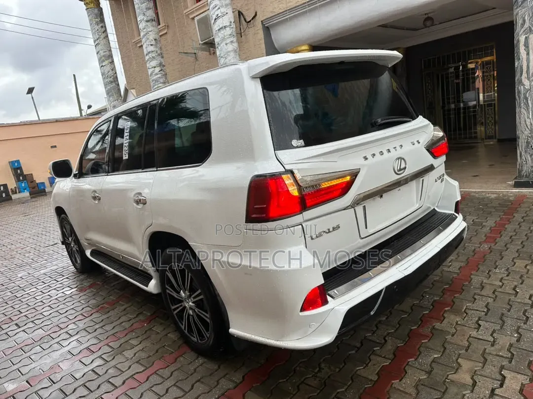 Lexus LX 570 2012 White