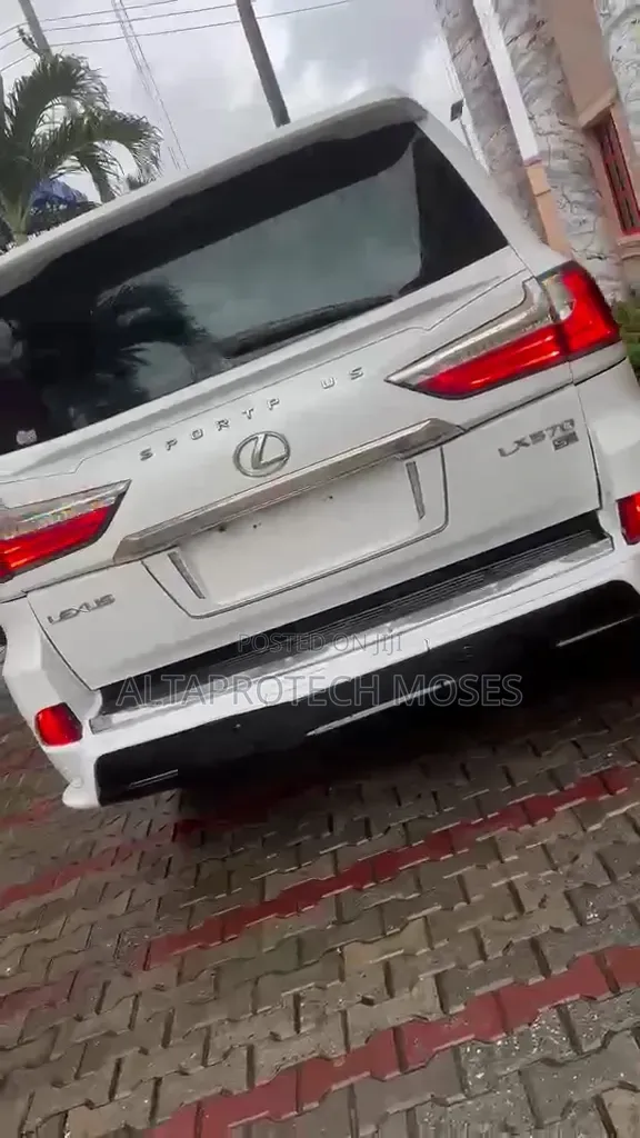 Lexus LX 570 2012 White