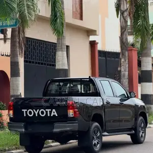 New Toyota Hilux 2025 Black