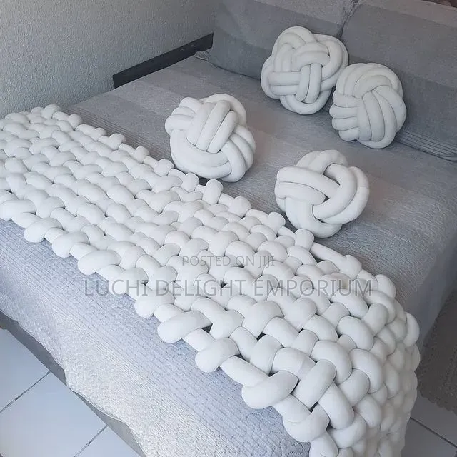 Luxury Chunky Knit Bed Runner With Knot Throw Pillows–Elegant Cozy