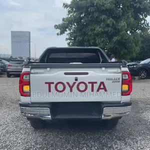 Toyota Hilux 2022 White