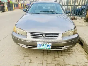 Toyota Camry LE 4dr Sedan (2.2L 4cyl 4A) 2001 Gold